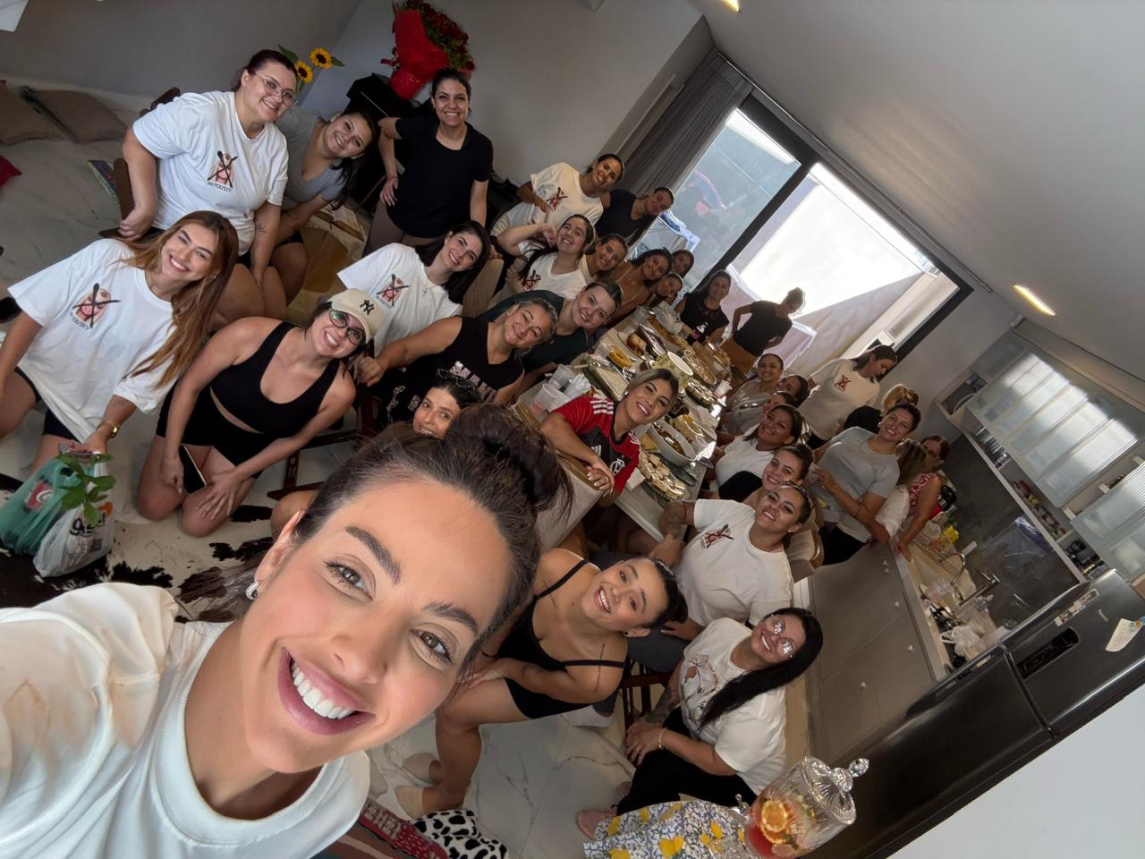 Mulheres reunidas em um encontro beneficente da Casa Florescer